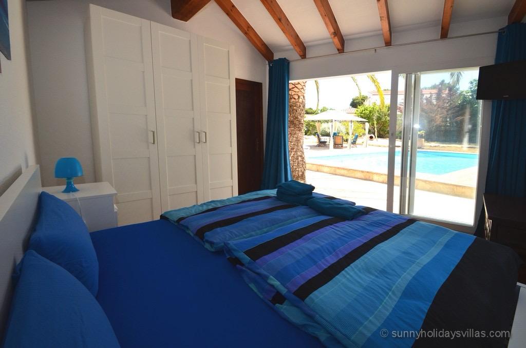 Modern ausgestatteter, klimatisierter Innenraum der Villa Javea
