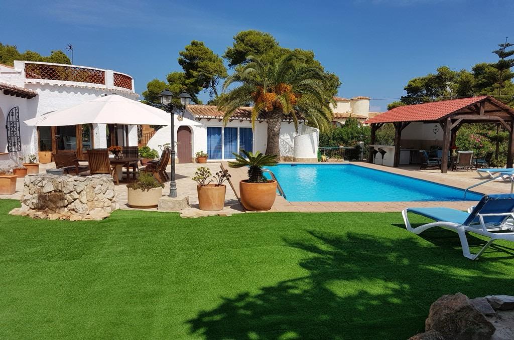 Separates Gästehaus der Villa Javea mit Schlafzimmer und Blick zum Pool