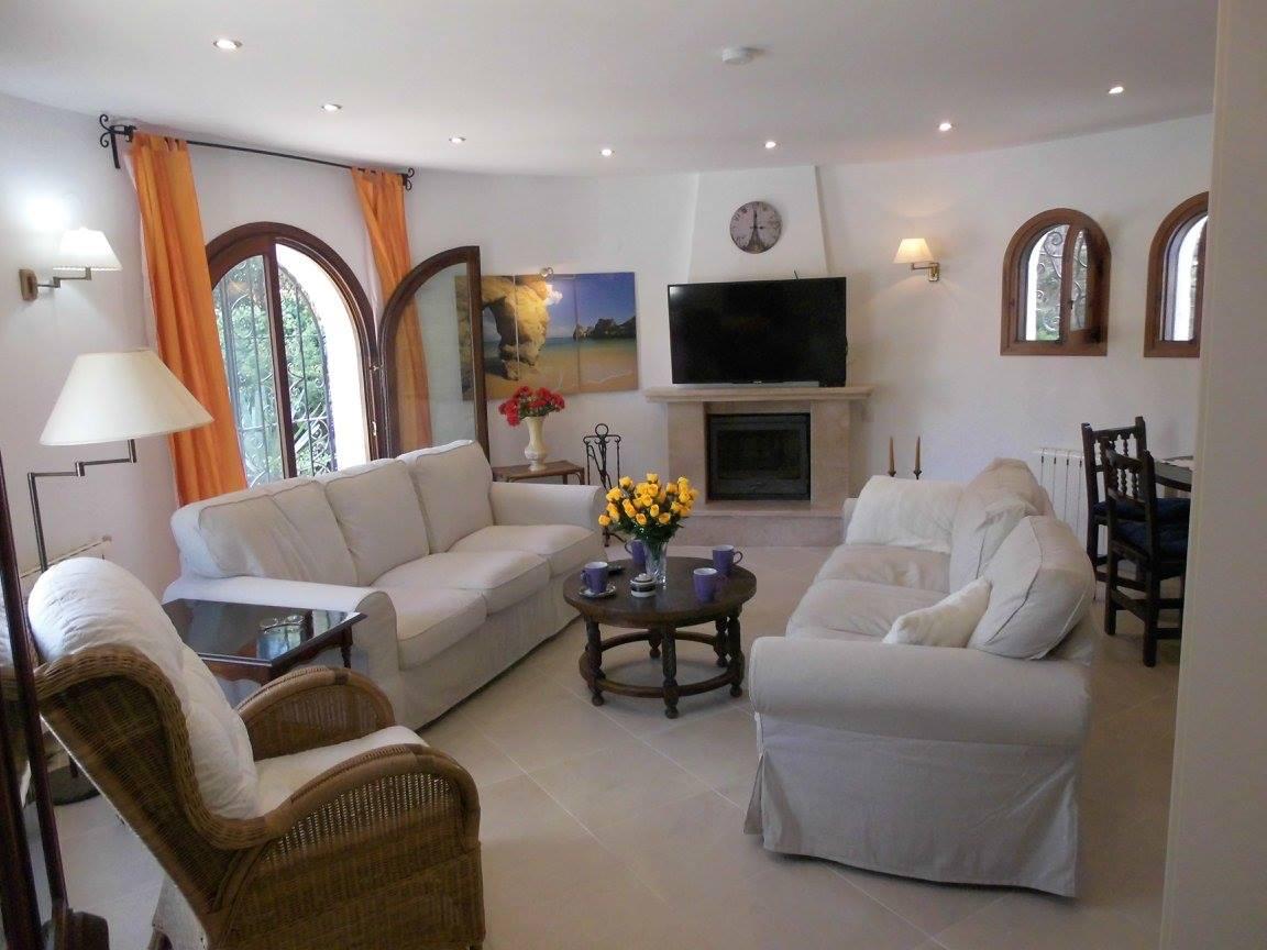 Heller Wohn- und Essbereich im Haupthaus der Villa Javea