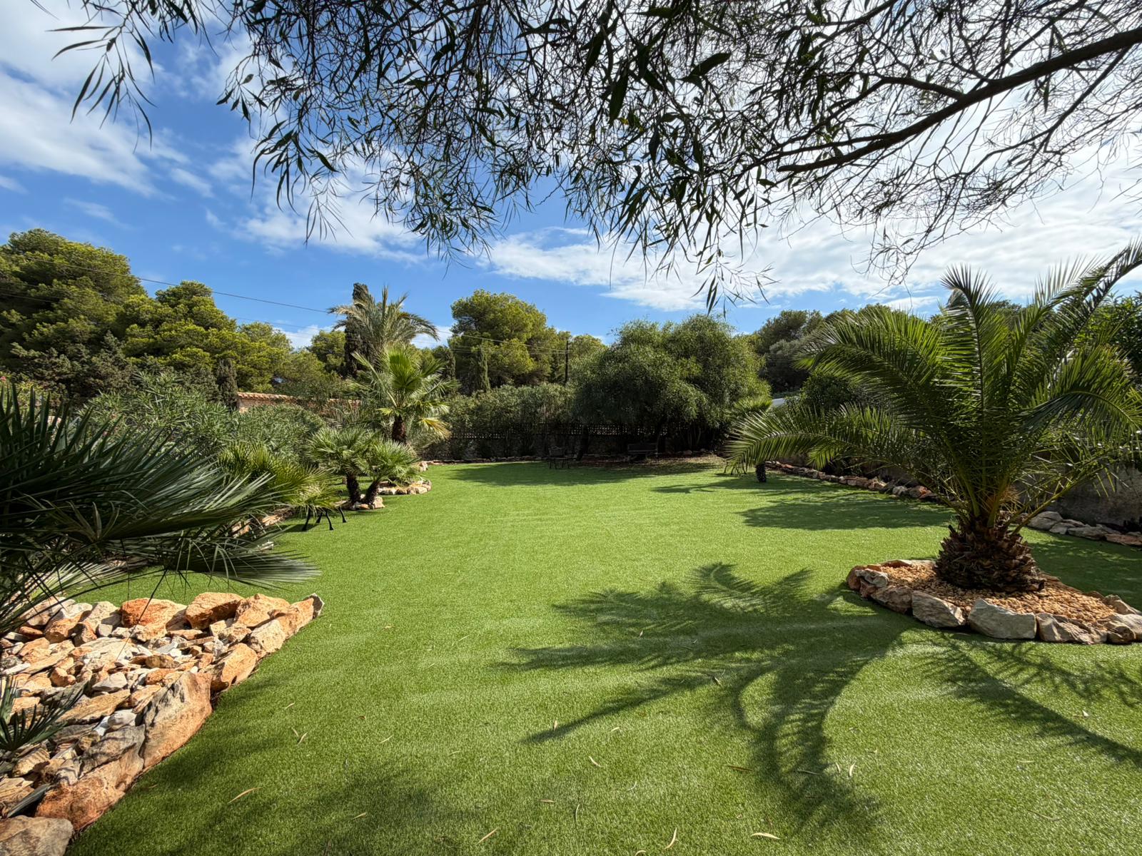 Eingezäuntes Grundstück der Villa Javea mit Zufahrt und mehreren Stellplätzen