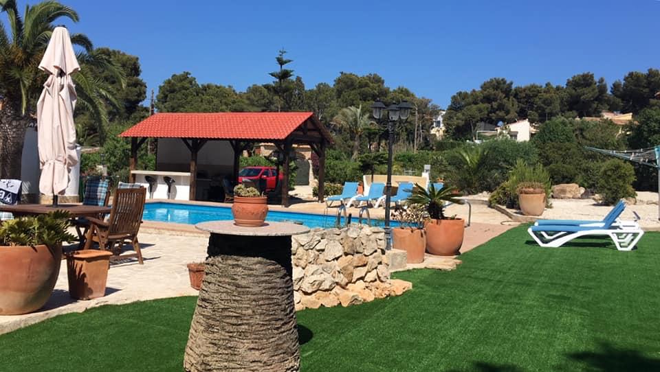 Großer Pool mit Liegewiese und Außenbereich der Villa Javea